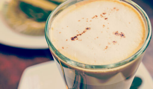 Kawa z&nbsp;Masłem Klarowanym, Kardamonem i&nbsp;Cynamonem – Pyszny Eliksir Zdrowia