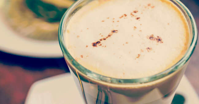 Kawa z&nbsp;Masłem Klarowanym, Kardamonem i&nbsp;Cynamonem – Pyszny Eliksir Zdrowia